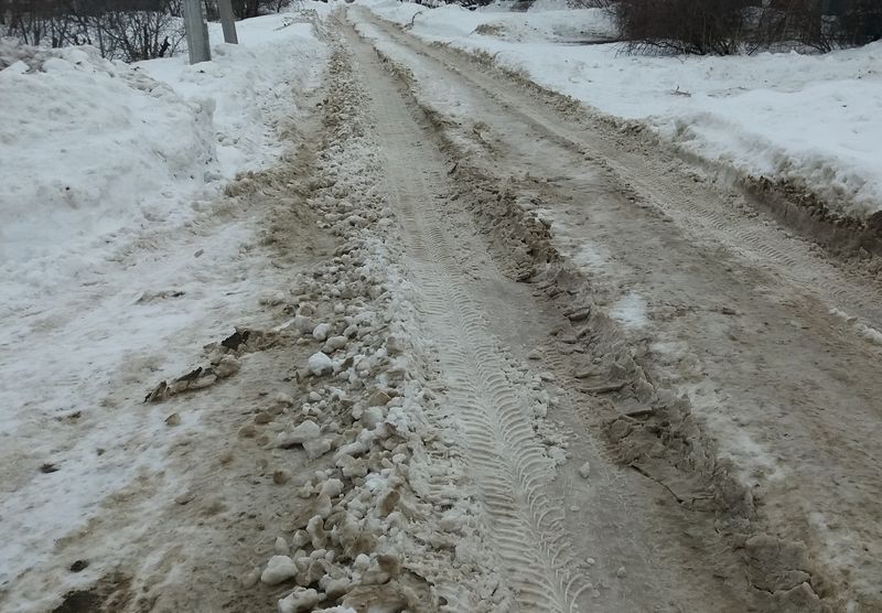 На сызранских дорогах застревает даже снегоуборочная техника: горожане .