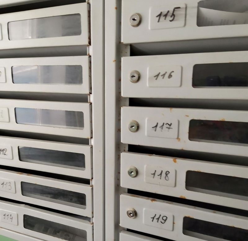 Новые почтовые ящики в многоэтажке Сызрани слишком быстро износились