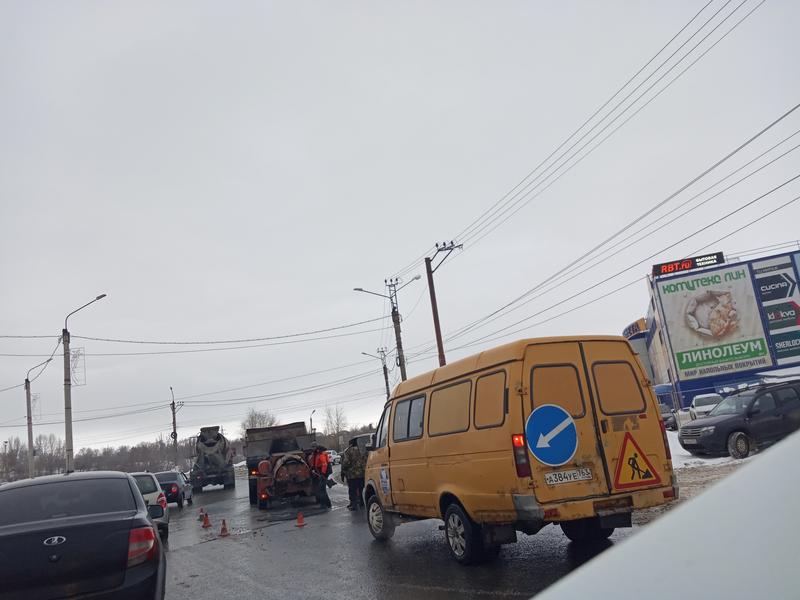 На оживленном «кольце» в Сызрани работают дорожники, водителям нужно быть внимательнее 