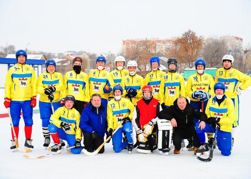 В Сызрани завершился турнир по хоккею с мячом памяти двух недавно ушедших тренеров. Стала известна команда-победитель 
