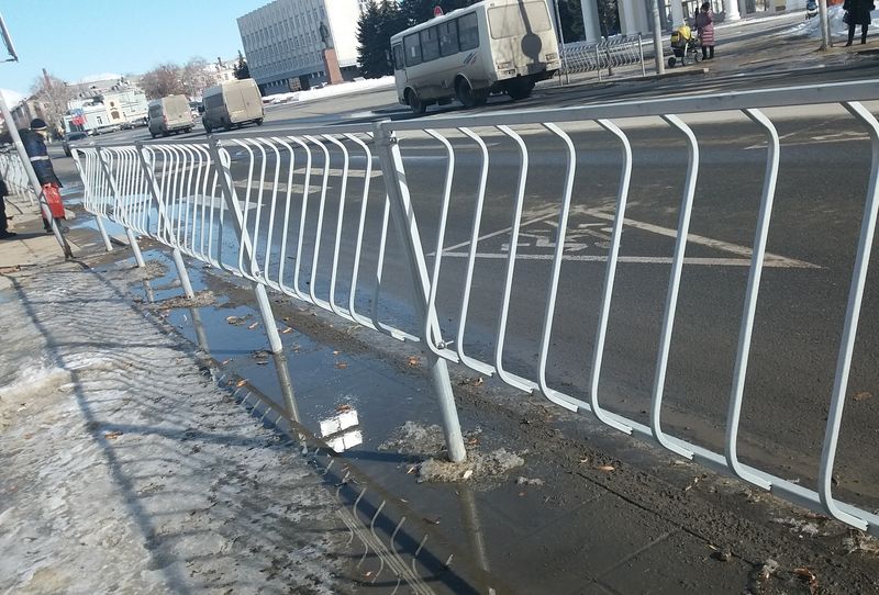 Недавно установленному ограждению по улице Советской снова необходим ремонт