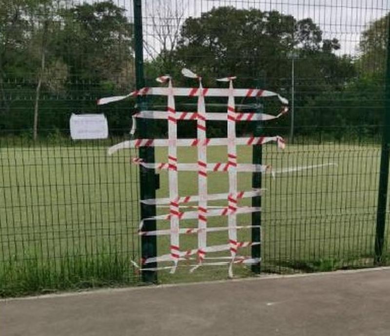 Ворота на футбольном поле обмотали оградительной лентой, чтобы избежать травм спортсменов  