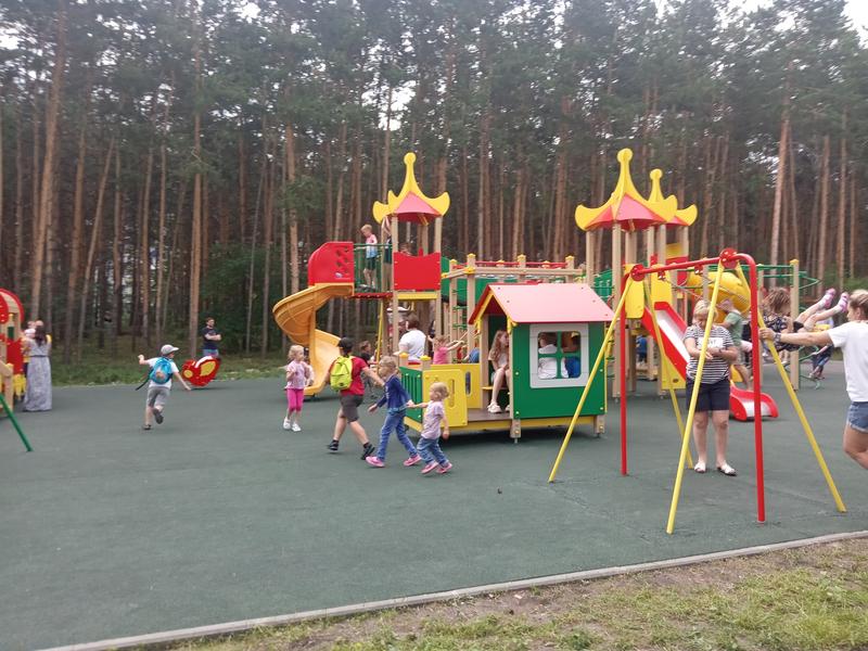 Новую детскую площадку на Монгоре уже обживает детвора 