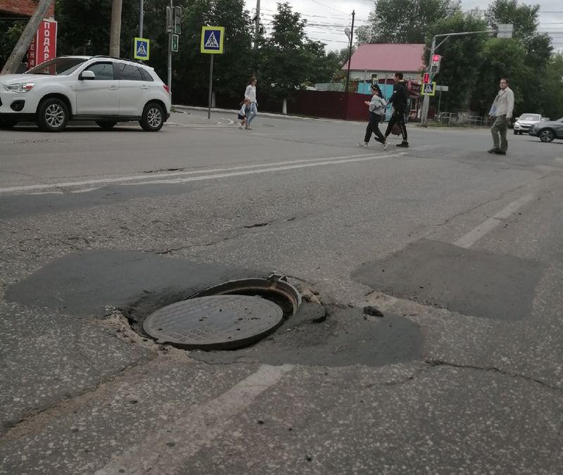 Вышли наружу. Колодцы на проезжей части. Люк для канализации в проезжей части. Канализационный колодец на проезжей части. Люки в США на проезжей части.