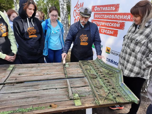 В Сызрани восстанавливали старинные наличники с уникальной деревянной резьбой