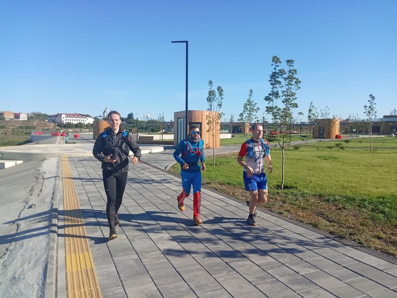 Старт дан! С набережной у сызранского кремля трое бегунов отправились в благотворительный ультрамарафон 