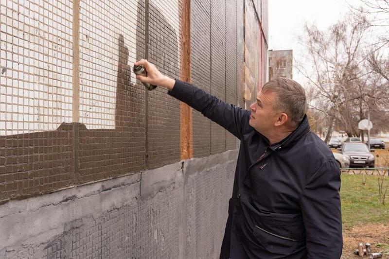 Глава Сызрани Анатолий Лукиенко нарисовал баллончиком граффити на стене 