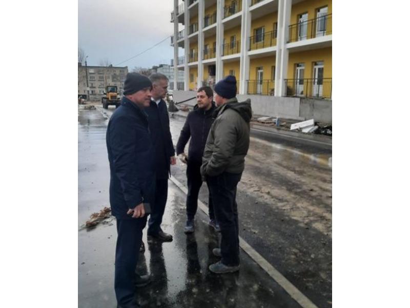 Глава Сызрани проконтролировал, как строители инфекционного корпуса больницы устраняют отставание в сроках возведения объекта 
