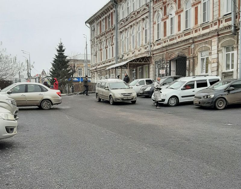 Возле поликлиники в центре Сызрани появилась удобная парковка и пешеходная зона
