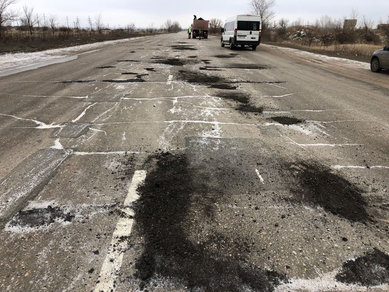 Дорога в район Кирпичного завода покрылась черными пятнами, но автомобилисты им рады