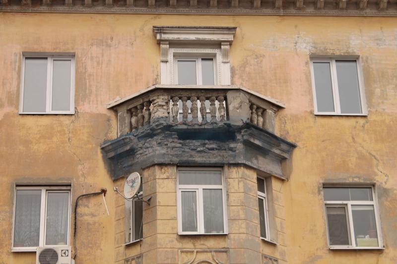 В доме-легенде в центре Сызрани балкон может по частям упасть на головы прохожих
