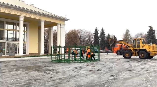 На главной площади Сызрани начался монтаж новогодней ёлки