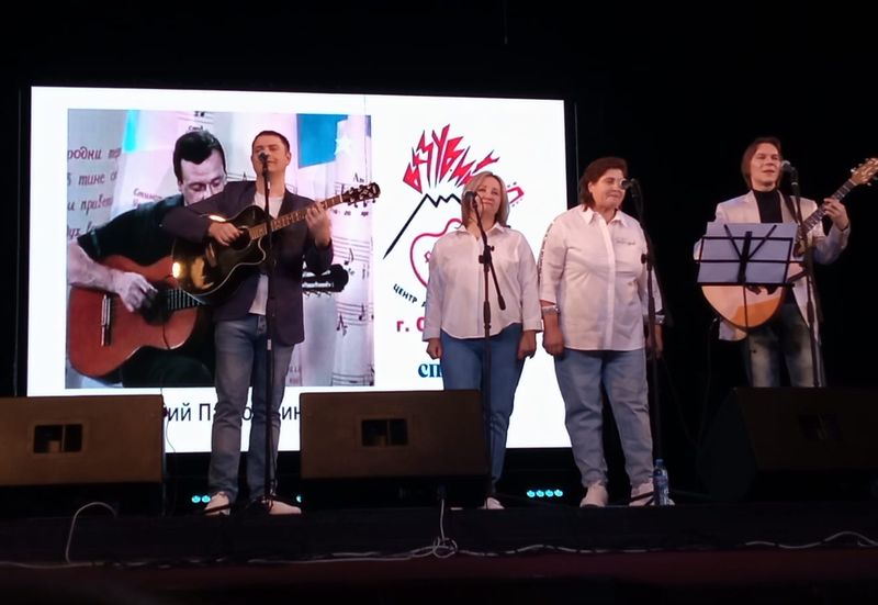 В драматическом театре Сызрани собрались поклонники авторской песни – на сцене выступал «Ключ»