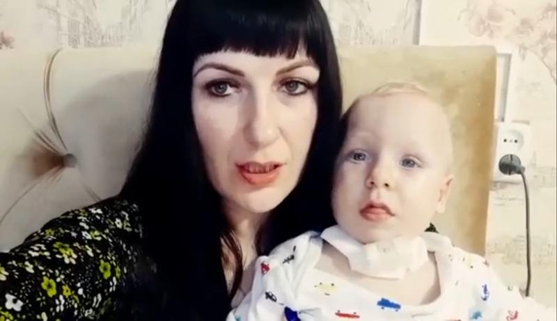 «И сказал мне ангел - ты чуть-чуть продержись»: мама Саши Прокофьева сняла на видео процедуру, без которой мальчик не сможет дышать