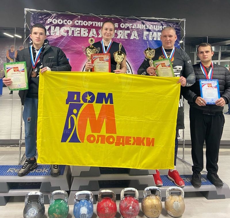 Команда Дома молодежи Сызрани одержала несколько побед на соревнованиях по кистевой тяге гири в Тольятти