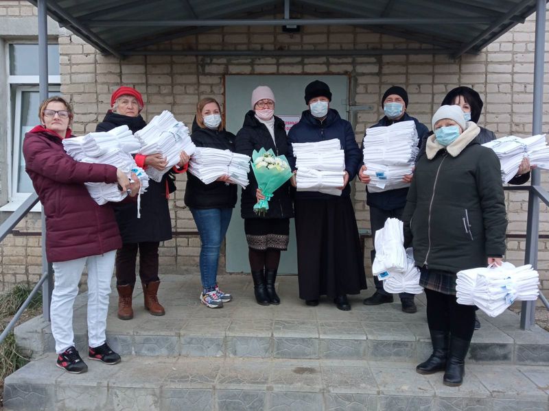 Волонтеры организации «Добрая Сызрань» передали в госпиталь для больных коронавирусом постельное белье