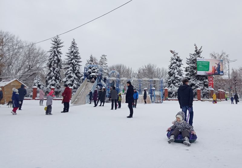 Аншлаг на горке и Дед Мороз со Снегурочкой в окружении детей - утро в центре Сызрани выдалось почти новогодним