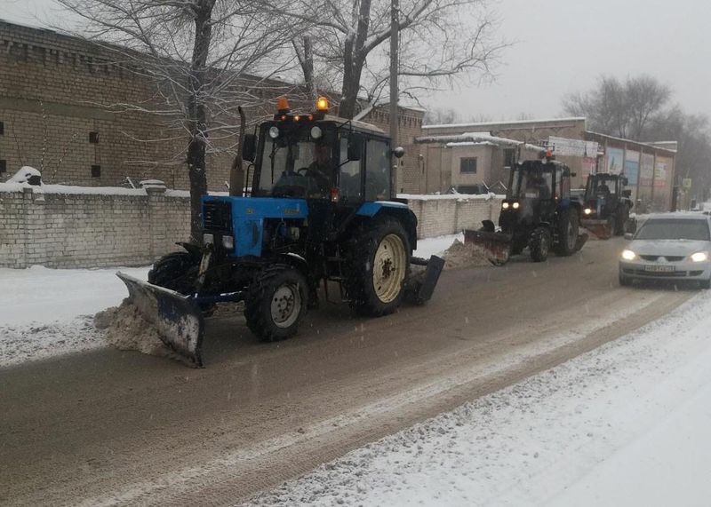 На дороги Сызрани расчищать снег выехало 12 единиц техники
