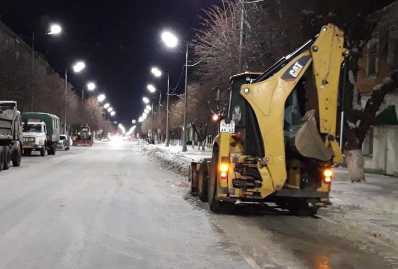 В Сызрани на борьбу со снегом направлены 24 рабочих и техника