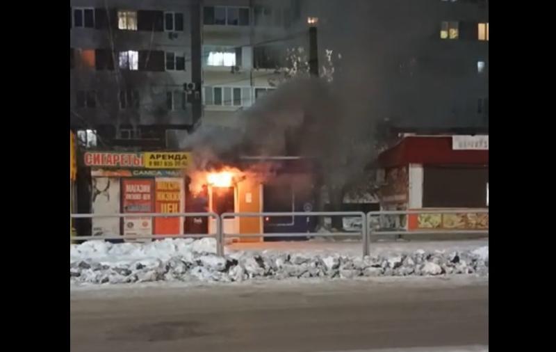 В Сызрани пожарные тушили полыхающий открытым пламенем киоск