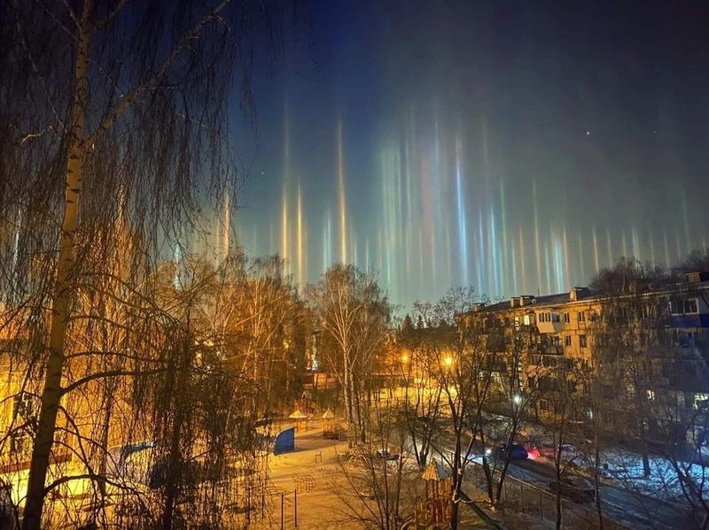 Жители Самарской области залюбовались столбами света в морозную ночь