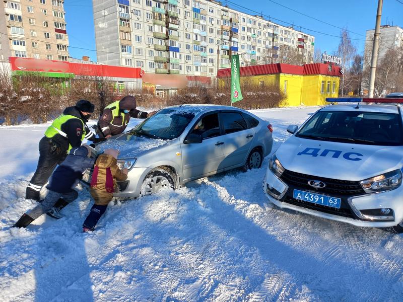 В ГИБДД предложили помощь водителям, застрявшим на дорогах Сызрани