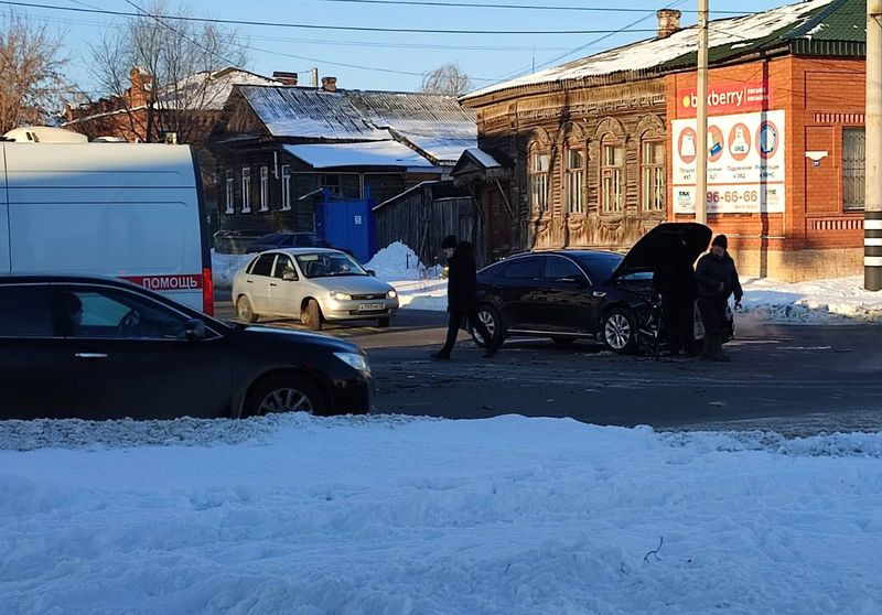 В столкновении двух легковушек на перекрестке в Сызрани пострадала пассажирка Гранты