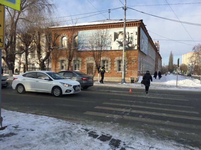 В Сызрани легковушка сбила на пешеходном переходе девушку