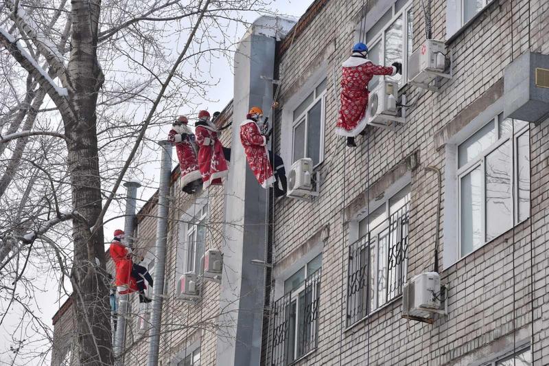 Деды Морозы десантировались в детскую больницу и постучали в окно к детям