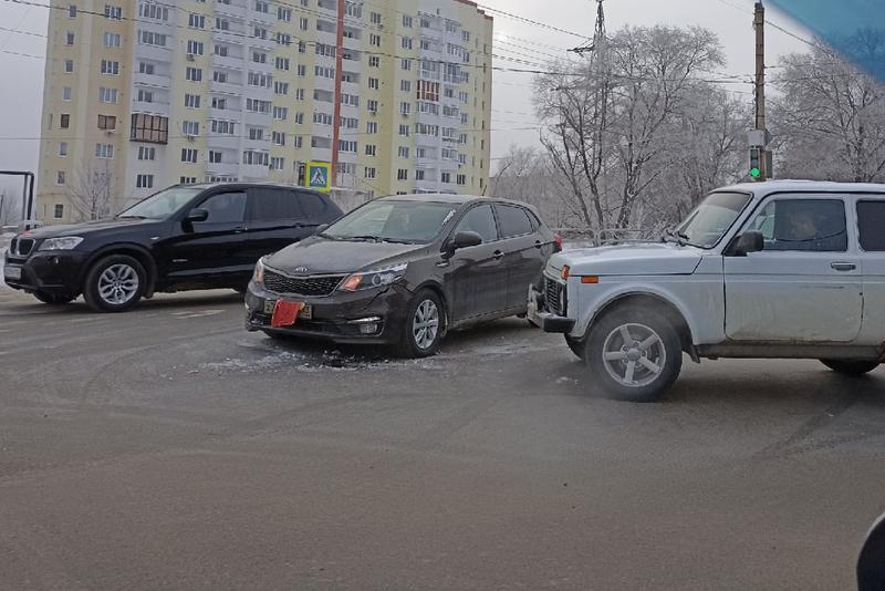 Еще один перекресток в Сызрани «облюбовали» столкнувшиеся легковушки: проезд затруднен