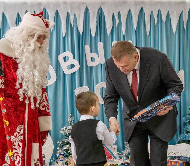 Мэр Сызрани передал ребятам из детского дома подарки, о которых они просили Деда Мороза