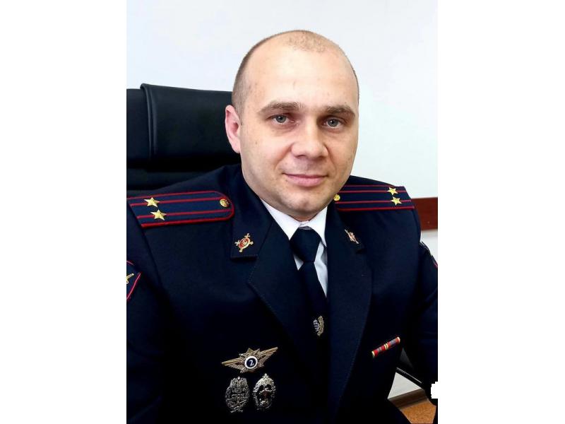 Начальник ГИБДД Сызрани подполковник полиции Максим Ализаренко поздравляет с наступающими новогодними праздниками