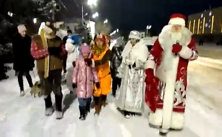 В последний вечер уходящего года на улицах Сызрани был замечен Дед Мороз, исполняющий желания