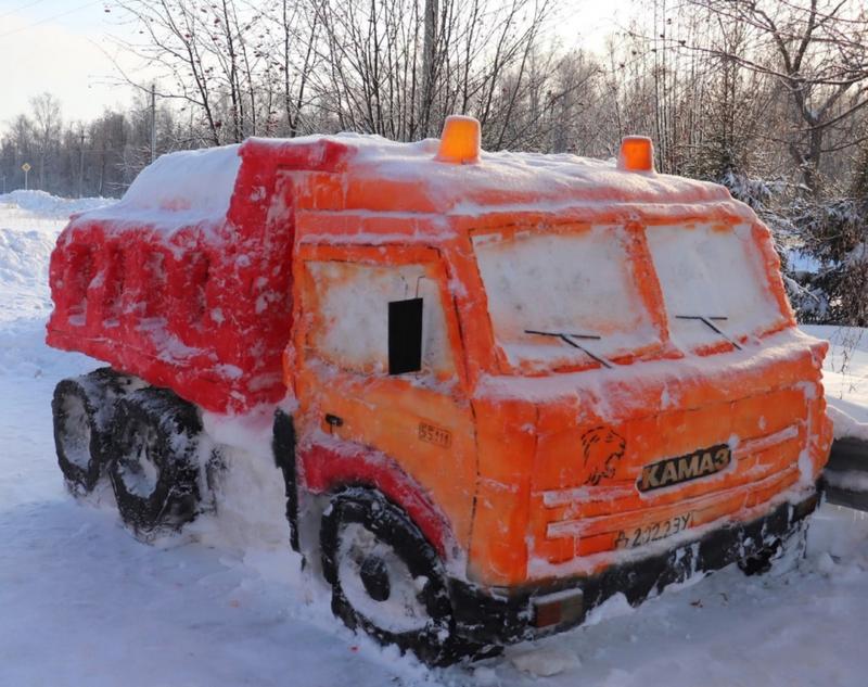 В село под Сызранью приехал снежный Камаз: большегруз вылеплен с поразительной точностью
