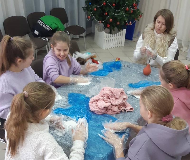 Школьников учили делать изящные вещи из грубого мокрого материала