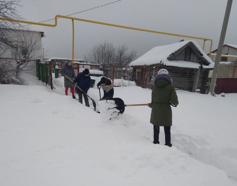 Школьники расчищали дорожки от снега у дома ветерана