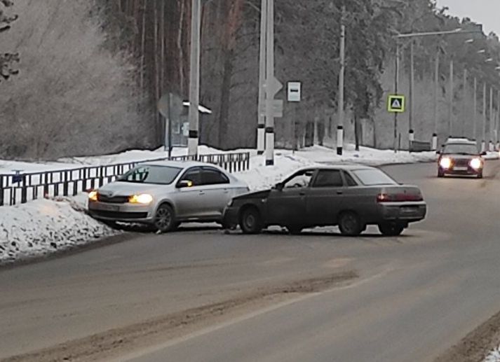 Утром у ФОКа в Сызрани две легковушки перекрыли остальным участникам движения часть дороги