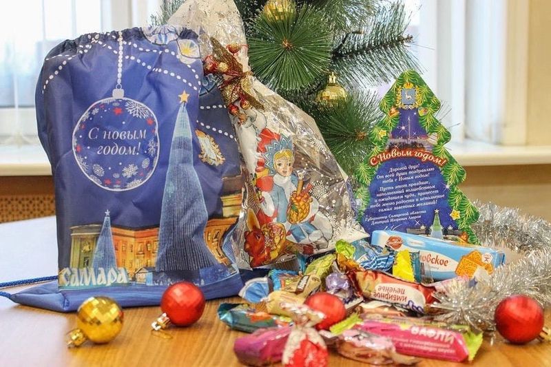 В Сызрани продолжается выдача новогодних подарков от губернатора: кто может получить, где, и что для этого нужно