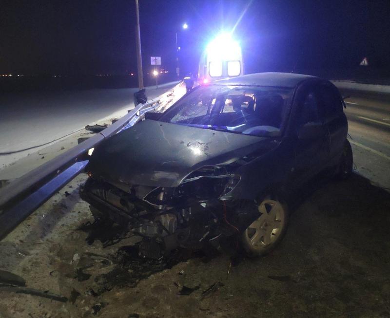 Иномарку занесло: водитель Mitsubishi попал в больницу после столкновения с фурой около Сызрани