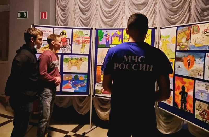 Будущих спасателей «зацепила» выставка детских рисунков, показавших им профессию со стороны
