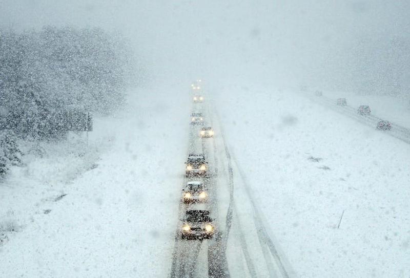 Больше 400 единиц техники ведут борьбу со снегом на дорогах Самарской области