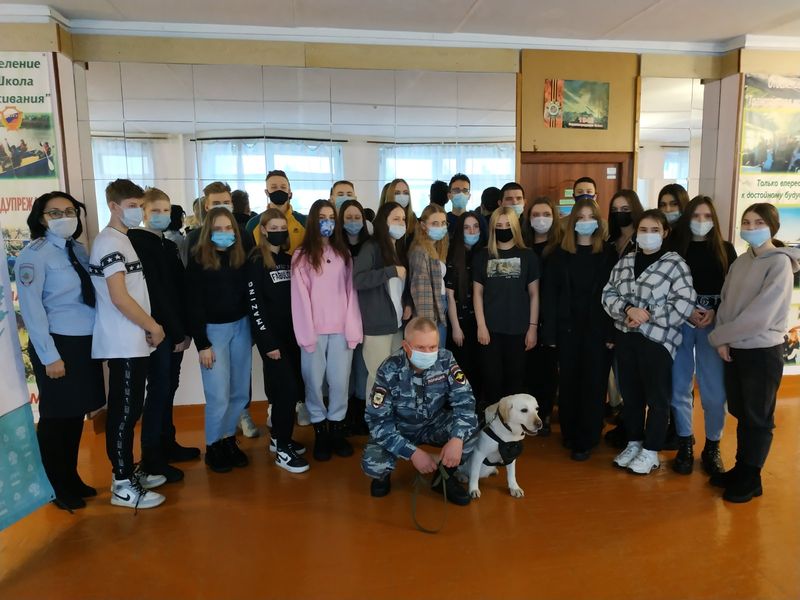 С воспитанниками ВПО «Щит» пообщались кинологи и служебная собака породы лабрадор