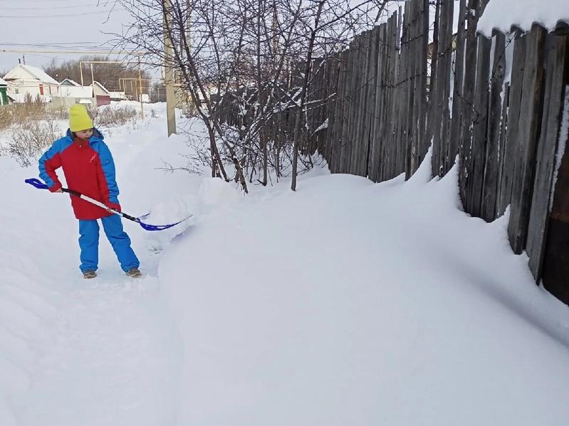 Улыбчивой, но престарелой жительнице Сызрани не по силам уборка снега, и трудно бы ей пришлось - если бы на помощь не пришла молодежь