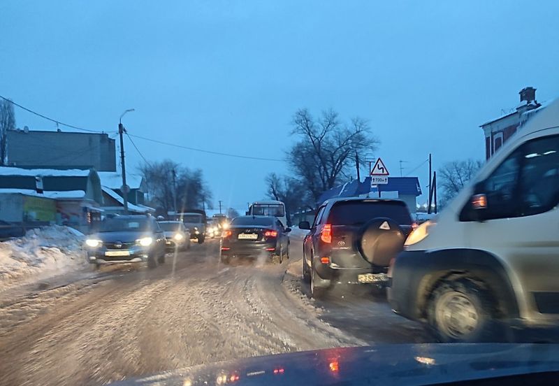 «Еле ползем»: утреннее ДТП парализовало движение по нескольким улицам Сызрани