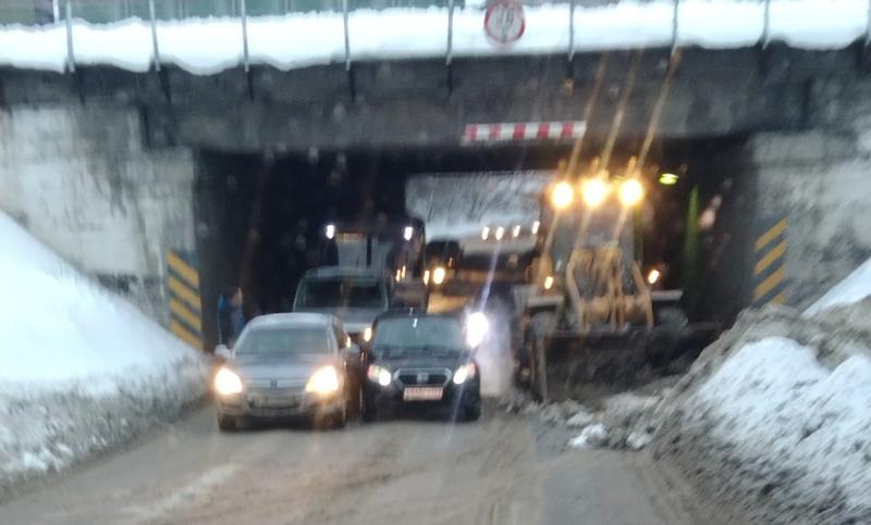 Из-за аварии под жд мостом заблокирован проезд между улицами Декабристов и Студенческая