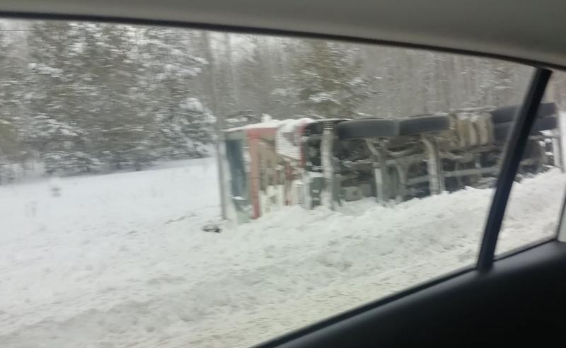 Самосвал завалился в кювет в Сызранском районе: снег на обочине сыграл с водителем злую шутку