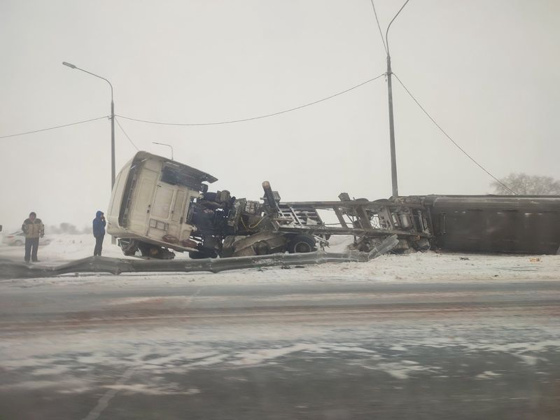 На трассе М-5 у Сызрани на боку лежит разбитая фура, водители сообщают о гололеде