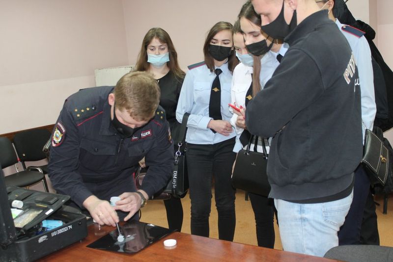 Юноши и девушки Сызрани в рамках акции «Студенческий десант» приняли участие в полицейском стриме