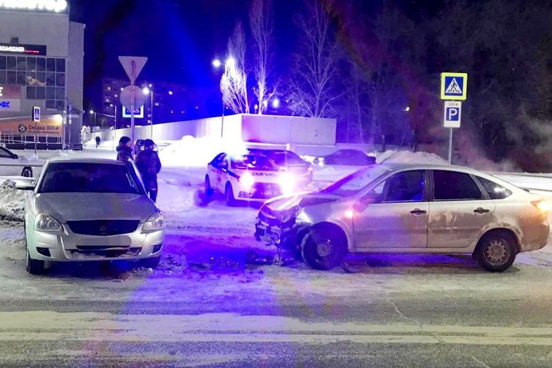 После столкновения двух отечественных легковушек в Сызрани одного из водителей пришлось госпитализировать