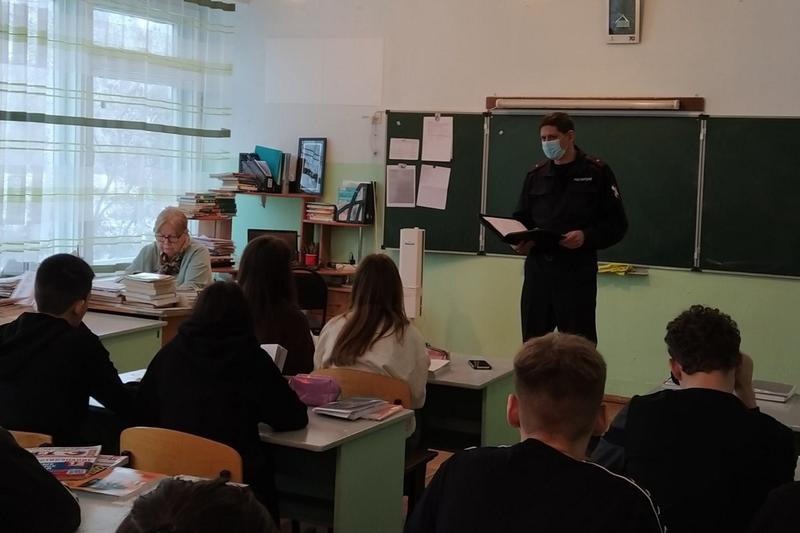 Росгвардейцы рассказали школьникам о подвигах милиционеров и бойцов НКВД в Сталинграде
